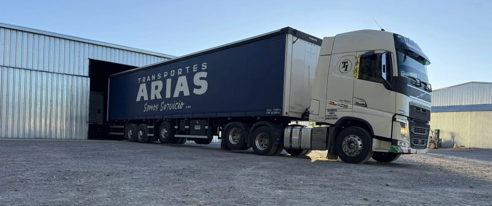 Semirremolque de Transportes Arias con tractor Volvo en la playa de la Casa Central