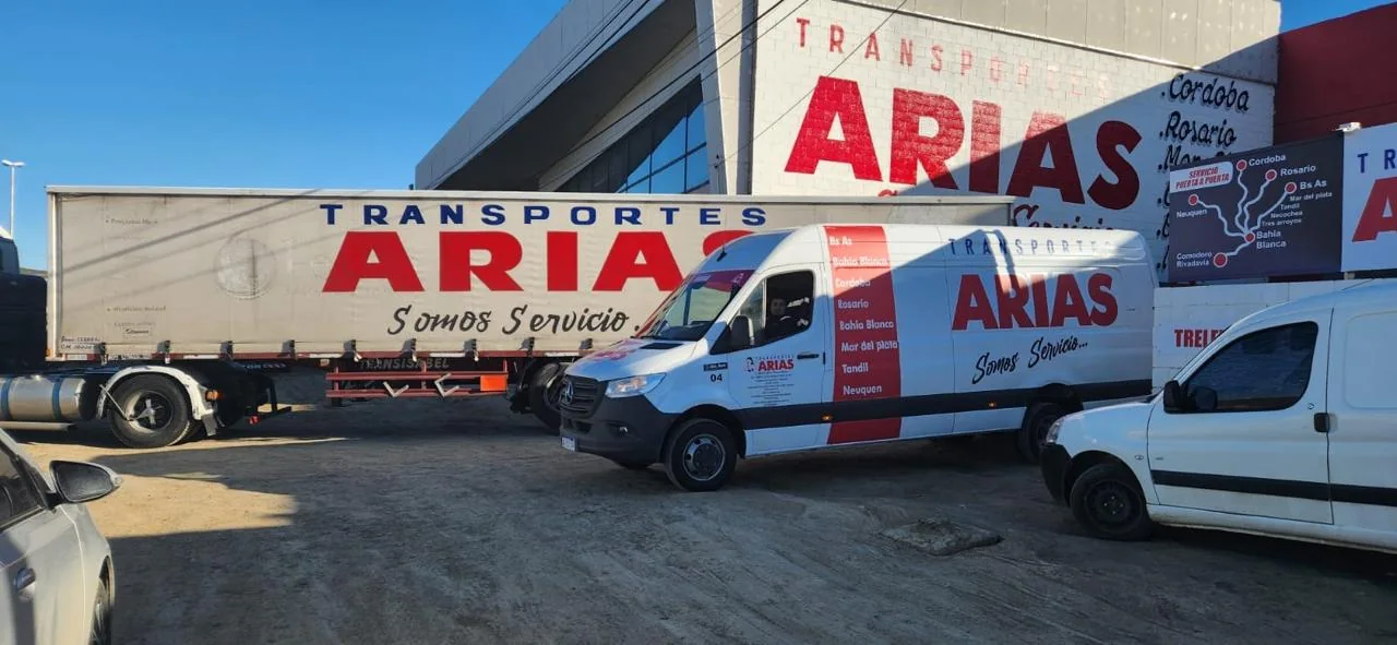 Playa de operaciones de Transportes Arias, con unidades y semirremolques de la flota propia